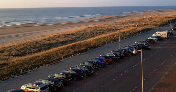 Auto's geparkeerd langs de Boulevard in Egmond aan Zee